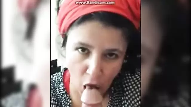 Yaşlı kadın komşu evden gölü emiyor.