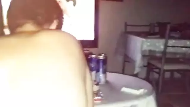 Kıvrımlı Azeri karı kocasını sikişiyor.