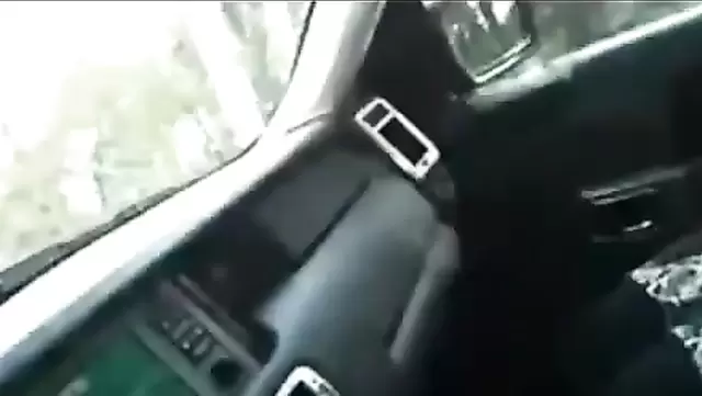 Azer bir kızı tavlıyor ve arabada güzelce beceriliyor.