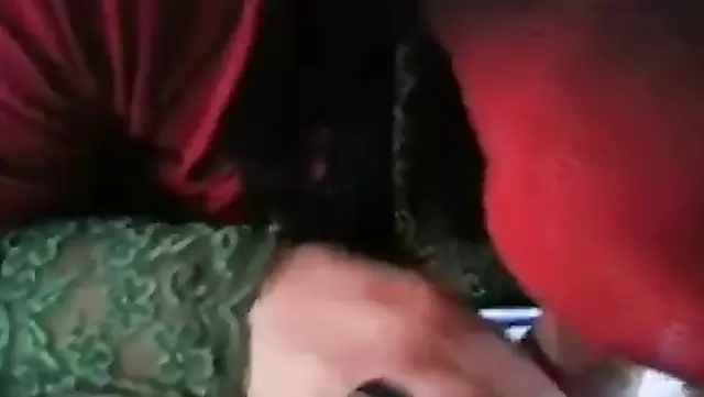 Kıyafetli olgun kadın, komşusuna ağızla zevk veriyor.