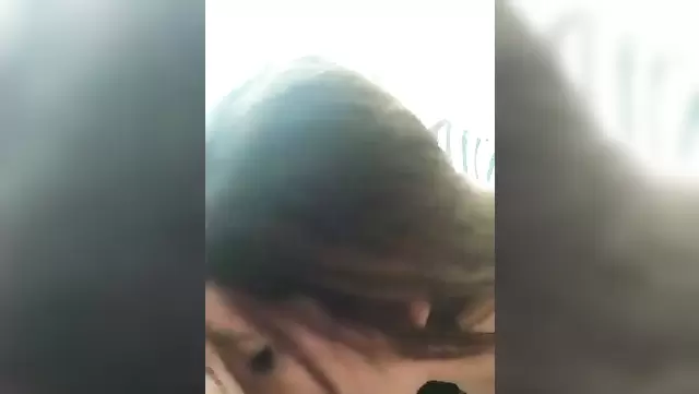 Herif, genç hatunun suratına oturup sikişiyor.