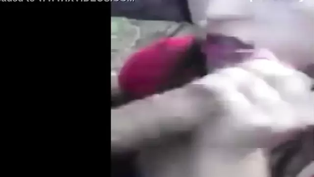 Bir kadın, açık havada bir adama ağızla zevk veriyor.