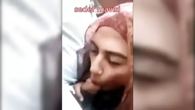 Adam Azerbaycanlıdan yumuşak bir oral zevk alıyor.