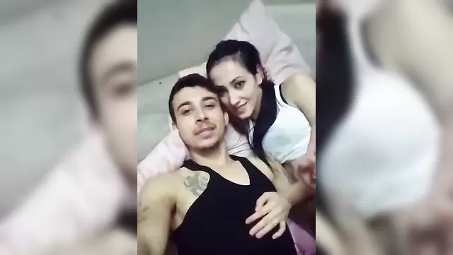 Güzel kız, telefonunda Azzurra'ya ağızla zevk veriyor.