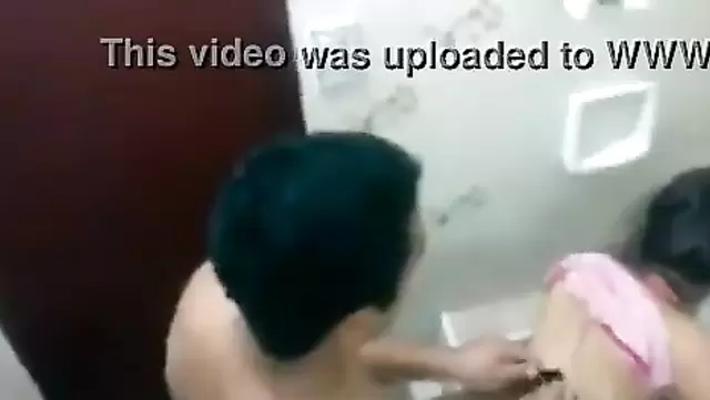 Azur, tuvalette ateşli üniversiteli kızı sikişiyor.