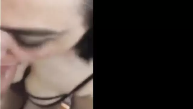 Genç Azurka, arkadaşı tarafından suratına sertçe sokuluyor.