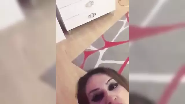 Azeri orospu, müşterisine ağızdan zevk veriyor.